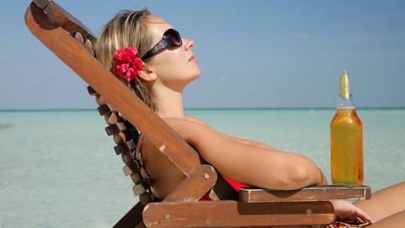 Apenas el 50% de los que van a la playa han comprado protector solar y, lo más importante, de los que lo hacen, el 50% no llegan a ponérselo. 