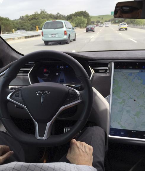 Interior del Model S de Tesla, el mismo modelo que el vehículo accidentado. 