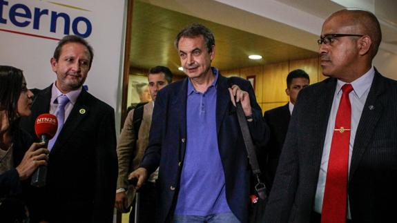 El expresidente español José Luis Rodríguez Zapatero llegando al aeropuerto de Maiquetía, en Caracas.