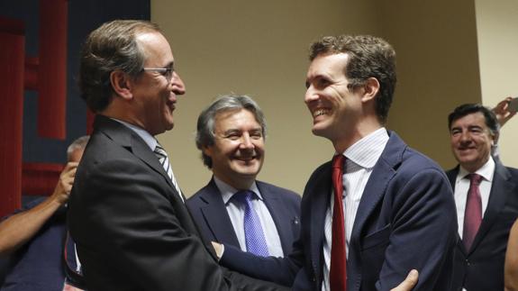 Alfonso Alonso y Pablo Casado se saludan en el Congreso.