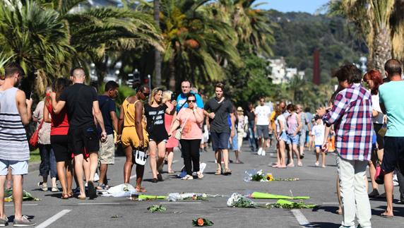 Ciudadanos y turistas caminan por el paseo de los Ingleses tras su reapertura.