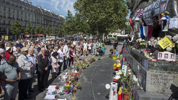 Cientos de personas se congregan en el Paseo de los Ingleses, Niza, para guardar un minuto de silencio.