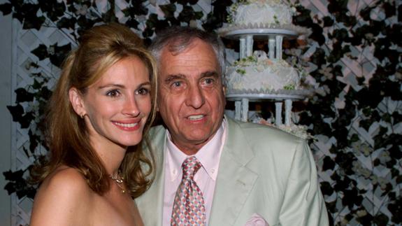 El director Garry Marshall junto a la actriz Julia Roberts.