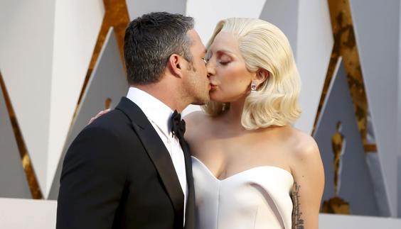 Taylor Kinney y Lady Gaga en la última ceremonia de entrega de los Oscar.
