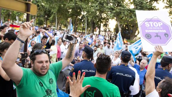 Miembros de la PAH protestan en un acto electoral del PP.