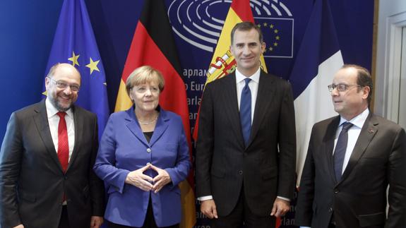 El presidente del Parlamento Europeo, Martin Schulz junto al rey Felipe VI.