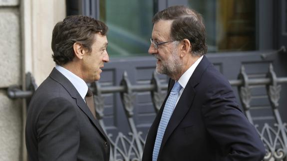 Rafael Hernando habla con Mariano Rajoy. 