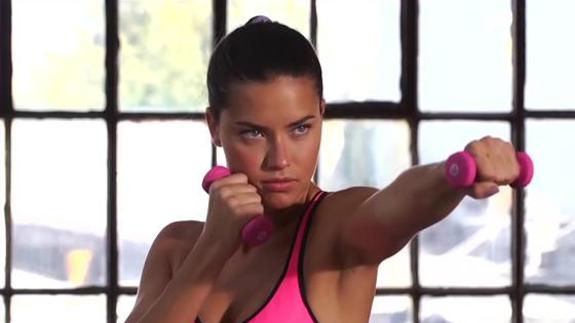 Adriana Lima realiza un entrenamiento muy intenso para mantener su espléndida figura.