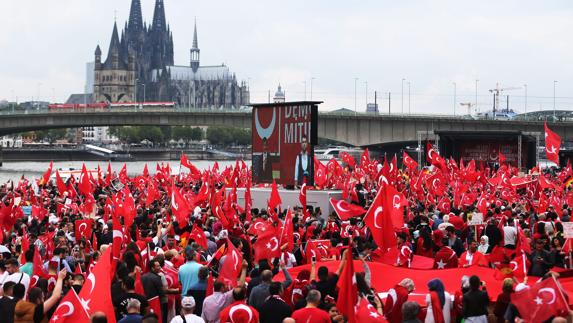 Manifestantes a favor de Erdogan en Colonia, Alemania.