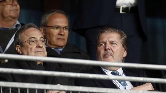 Florentino Pérez (i), en el palco junto al ministro Íñigo Méndez de Vigo. 