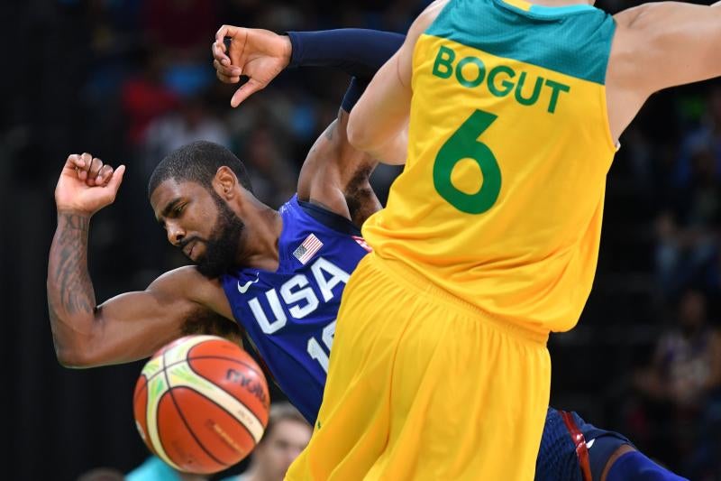 El base estadounidense Irving cae ante el australiano Bogut. 