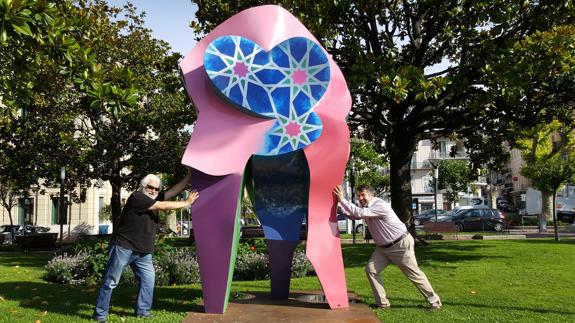 Gabarrón y Fredéric Ballester, comisario de la exposición con la Escultura Comares de la Serie Torres de la Alhambra (2007) ubicada en los jardines de la Alcaldía de Cannes. 