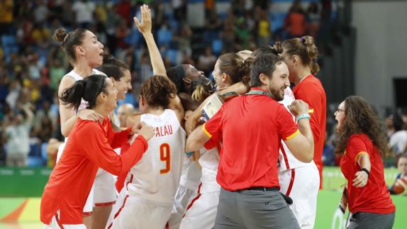 Las jugadoras de la selección de baloncesto celebran el pase. 