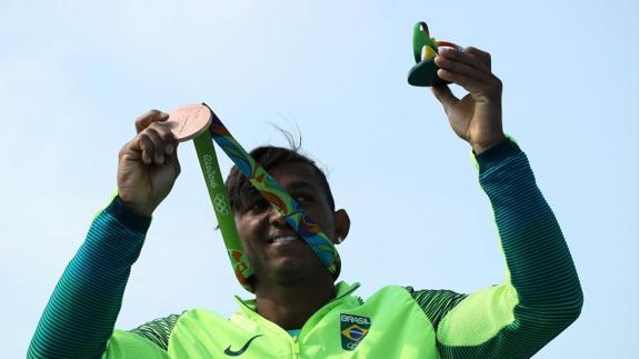 El piragüista brasileño Isaquías Queiroz celebra su bronce. 