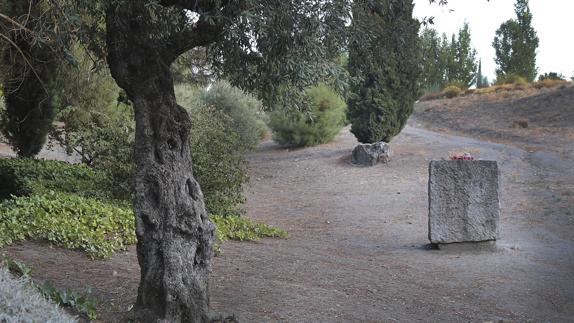 El olivo y monolito donde en se buscaron los restos del poeta sin éxito en Alfacar, Granada.