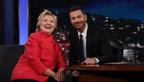 Hillary Clinton junto al presentador Jimmy Kimmel. 