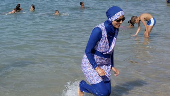 Una mujer ataviada con un burkini en la playa de Marsella. 