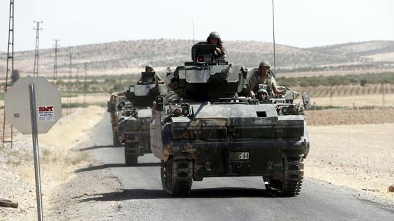 Tanques turcos regresan desde territorio sirio.