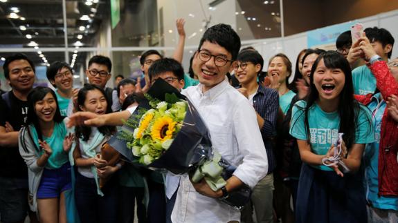 Nathan Law, quien lideró las manifestaciones hace dos años, celebra su victoia en las urnas. 