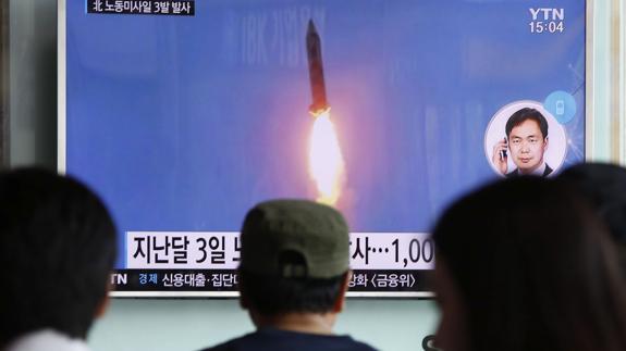Surcoreanos atentos al anuncio del misil lanzado por Corea del Norte.