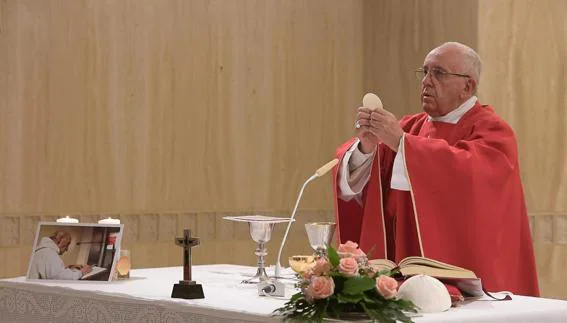 El papa Francisco oficia una misa en recuerdo del sacerdote asesinado Jacques Hamel.