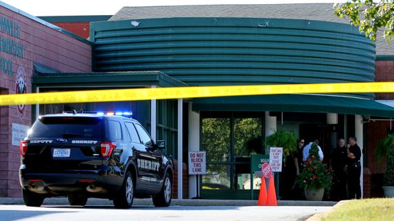 Agentes en la puerta de la escuela de Townville, Carolina del Sur.