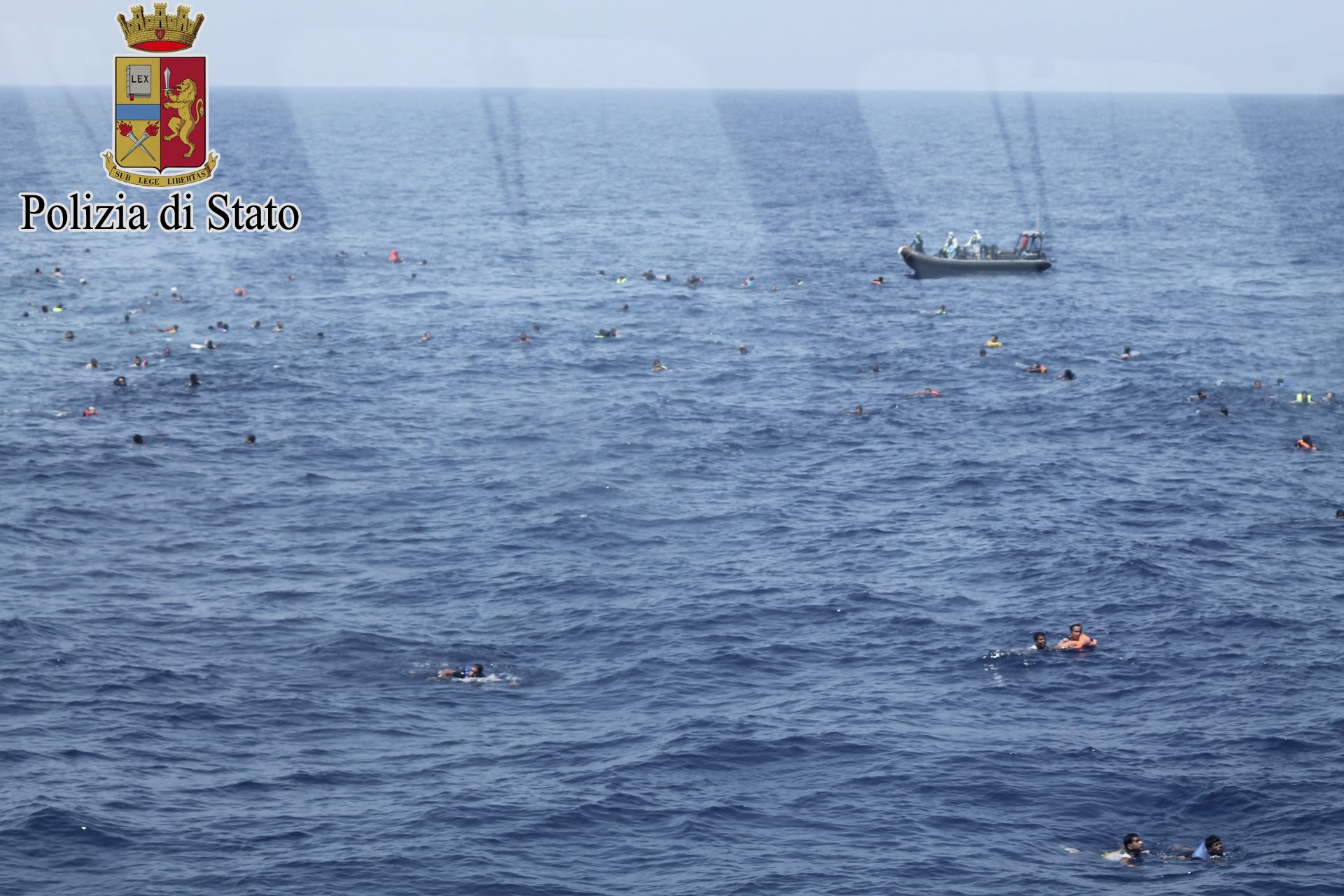 Refugiados tras un naufragio en costas italianas