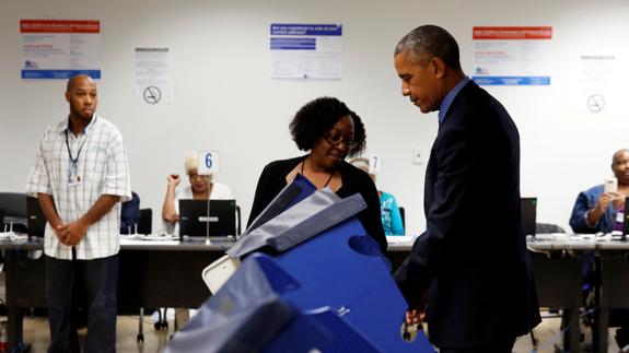 Obama emite su voto en un colegio electoral de Chicago