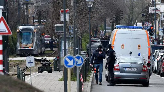 Agentes de Policía vigilan las calles por las amenazas de bomba en Bruselas.