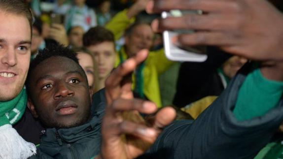 Ousman Manneh se hace un selfie con un aficionados del Werder Bremen. 