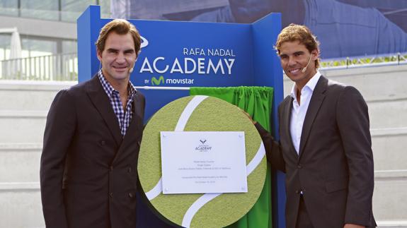 Roger Federer y Rafa Nadal, durante la inauguración de la academia del tenista español. E