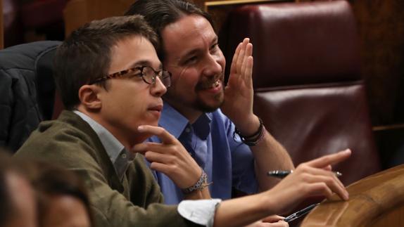 El secretario general de Podemos, Pablo Iglesias (d), junto al portavoz, Íñigo Errejón..