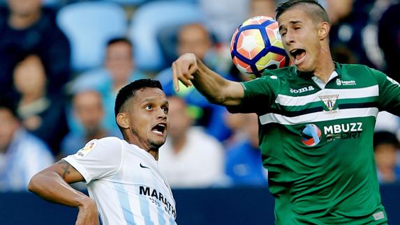 Rosales y Szymanowski saltan a por el balón. 