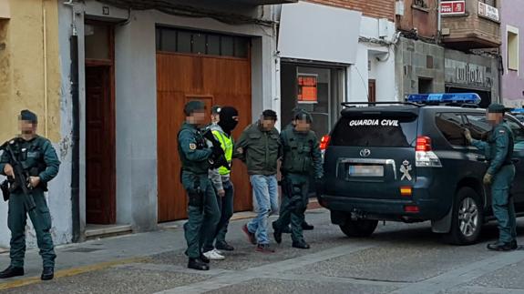 El detenido acompañado por agaentes de la Guardia Civil