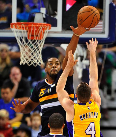 Derrick Favors tapona a Marcelo Huertas