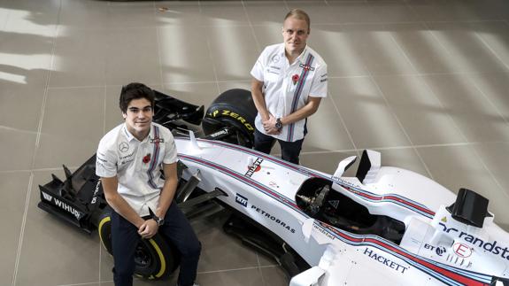 Bottas y Stroll posan como pilotos de Williams para 2017.