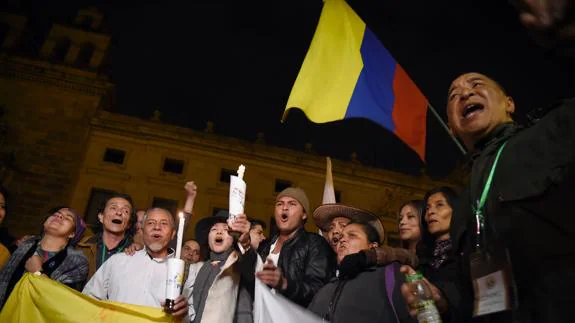 Un grupo de personas se reúne para celebrar el nuevo acuerdo de paz entre el Gobierno de Colombia y las FARC.