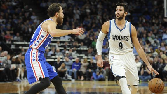 Ricky Rubio bota el balón ante Sergio Rodríguez. 