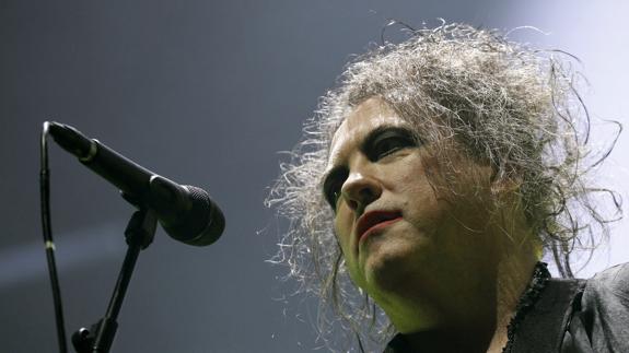 El cantante de The Cure, Robert Smith, durante el concierto del grupo en el Palacio de los Deportes de Madrid.