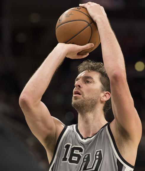 Pau Gasol realiza un lanzamiento a canasta. 