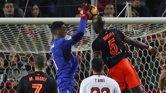 Sergio Rico atrapa un balón ante Mangala. 