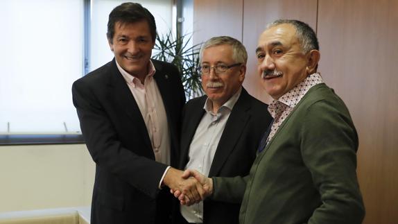 Javier Fernández estrecha la mano de los líderes de CC OO y UGT. 