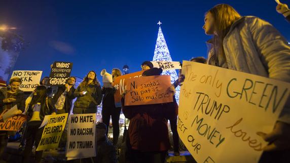 Varios manifestantes contra Trump en Madrid. 