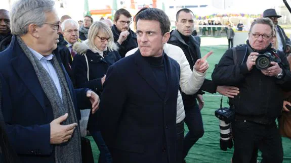 Manuel Valls, en el centro.