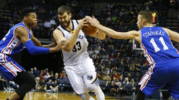 Marc Gasol avanza entre Richaun Holmes (i) y Nik Stauskas, de Philadelphia Sixers.