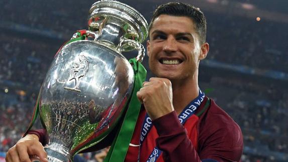 Cristiano Ronaldo sostiene el trofeo de la Eurocopa. 