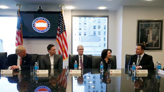 Donald Trump se reúne con representantes del sector tecnológico.