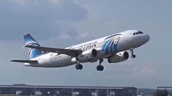 Un avión de Egyptair, en pleno despegue.