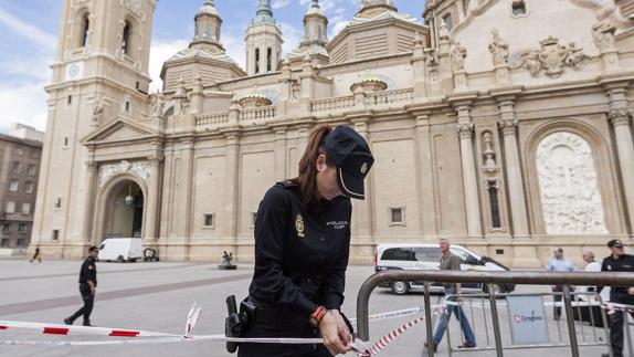 Una agente acordona la zona próxima a la Basílica del Pilar de Zaragoza.