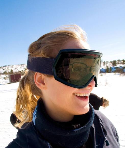 Durante las escapadas a la nieve nos sometemos a una gran exposición de los rayos solares, por ello hay que usar gafas de sol, protectores labiales y cremas con factores de protección muy altos. 